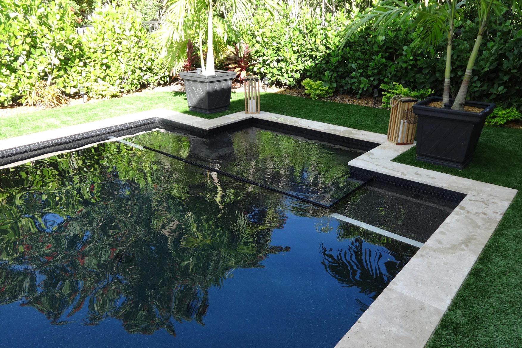 Contemporary pool and spa in Parkland